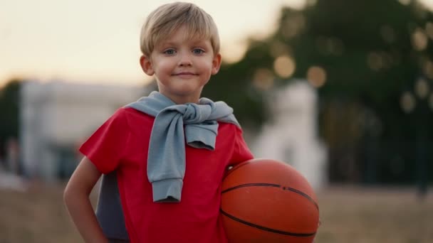 Portrét Šťastného Malého Blonďatého Chlapce Modrýma Očima Červeném Tričku Basketbalem — Stock video