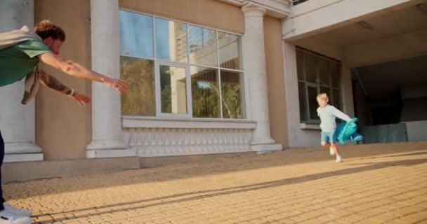 Seorang Anak Laki Laki Pirang Kecil Yang Bahagia Dengan Pakaian — Stok Video