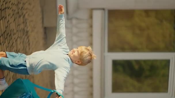 Vidéo Verticale Petit Garçon Blond Heureux Vêtements Bleus Avec Sac — Video