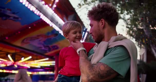 Gelukkige Kleine Blonde Jongen Een Rood Shirt Raakt Zijn Vaders — Stockvideo