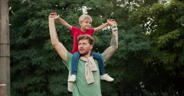 Egy Boldog Apa Zöld Pólóban Szőke Fia Piros Pólóban Aki — Stock videók