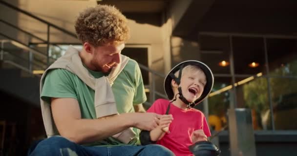 Boldog Fiatal Apa Zöld Pólóban Göndör Hajjal Csiklandozza Kisfiát Piros — Stock videók
