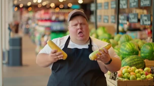 Veselá Nadváha Mužský Supermarket Pracovník Bílém Tričku Černá Zástěra Šedé — Stock video