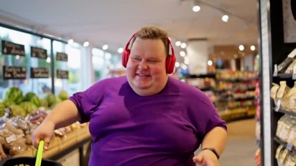 Hombre Feliz Con Una Camiseta Púrpura Auriculares Rojos Baila Camina — Vídeo de stock