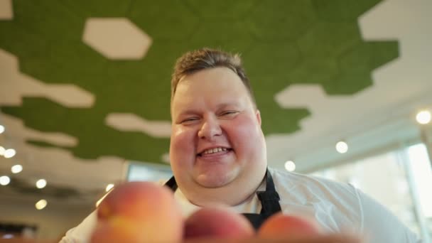 Yakın Çekim Beyaz Tişörtlü Siyah Önlüklü Mutlu Bir Erkek Süpermarket — Stok video