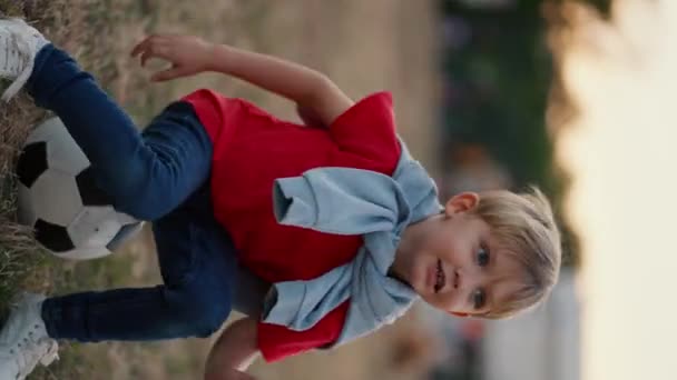Вертикальное Видео Маленький Блондин Голубыми Глазами Красной Футболке Джинсах Прыгает — стоковое видео
