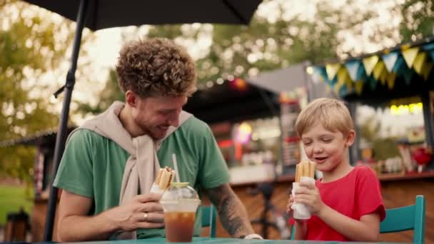 Een Vader Met Krullend Haar Met Stoppels Een Groen Shirt — Stockvideo