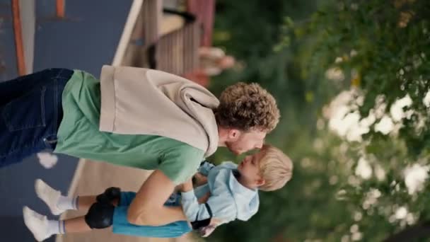 Vídeo Vertical Pai Uma Camiseta Verde Jogando Seu Pequeno Filho — Vídeo de Stock