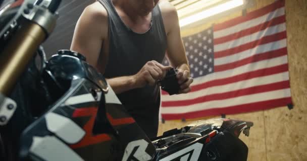 Mécanicien Masculin Shirt Gris Sort Une Pièce Métallique Arrière Moto — Video