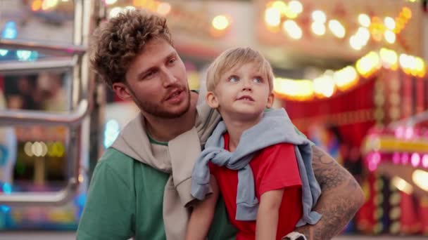 Malý Blonďatý Chlapec Červeném Tričku Sedí Svému Otci Noze Společně — Stock video