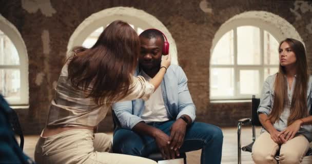 Ein Brünettes Mädchen Setzt Einem Mann Mit Schwarzer Haut Rote — Stockvideo