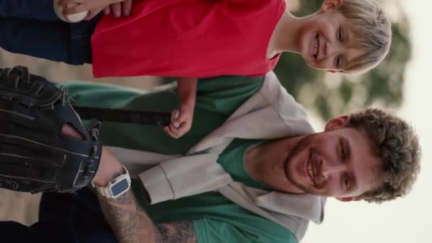 Sebuah Video Vertikal Seorang Ayah Dengan Rambut Keriting Dengan Jerami — Stok Video
