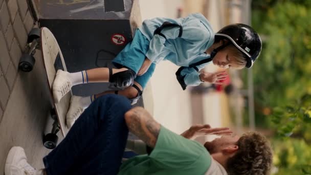 Vídeo Vertical Niño Rubio Ropa Azul Con Ropa Protectora Para — Vídeos de Stock