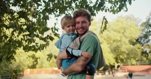 Šťastný Táta Kudrnatými Vlasy Zeleným Tričkem Spolu Svým Synem Modrém — Stock video