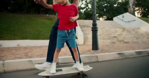 Foto Close Seorang Ayah Dengan Celana Jeans Biru Membantu Anaknya — Stok Video