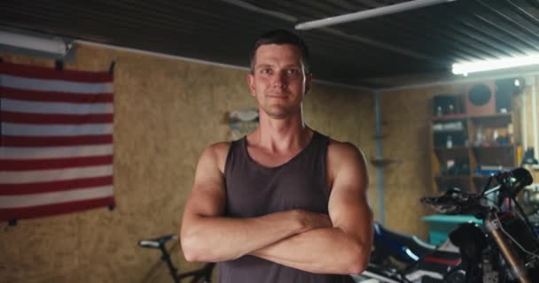 Nahaufnahme Porträt Selbstbewusster Mechaniker Motorradfahrer Faltet Die Arme Über Der — Stockvideo