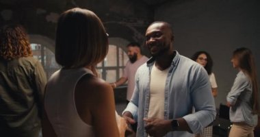 Mavi gömlekli siyahi bir adam ve bir tuğla binada grup terapisinde kısa saçlı bir kız. Bunun bir sonucu olarak grup terapisinde karşılıklı anlayış ve hoş bir iletişim sağlanması