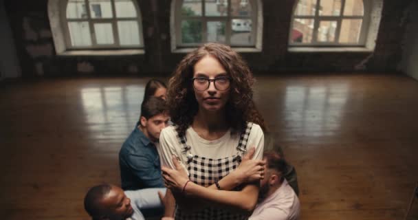 Kıvırcık Saçlı Damalı Tulumda Gözlük Takan Esmer Bir Kız Grup — Stok video