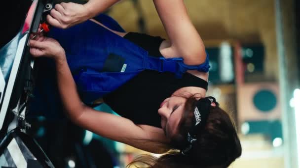 Vídeo Vertical Uma Menina Mecânica Morena Cansada Macacão Preto Azul — Vídeo de Stock
