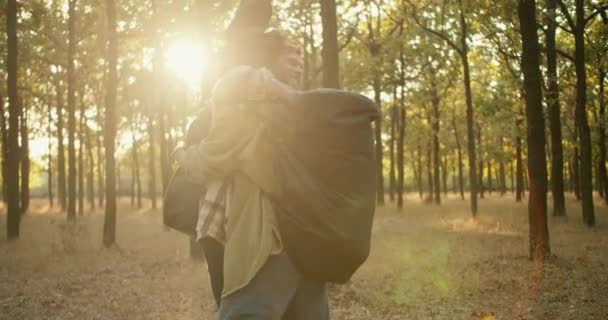 Amigos Felizes Conheceram Enquanto Caminhavam Homem Morena Uma Jaqueta Verde — Vídeo de Stock