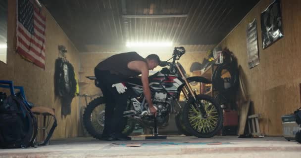 Male Mechanic Short Haircut Gray Shirt Puts His Motorcycle Jack — Stock Video