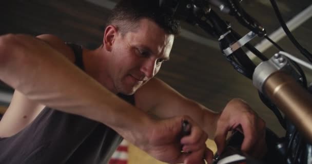 Ein Männlicher Mechaniker Mit Kurzhaarschnitt Einem Grauen Shirt Repariert Und — Stockvideo