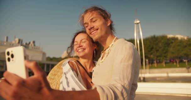 Mutlu Çift Erkek Kız Modern Sahilde Beyaz Telefon Kullanarak Selfie — Stok video