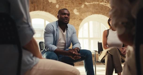 Homem Negro Camisa Azul Expressa Seus Pensamentos Durante Terapia Grupo — Vídeo de Stock