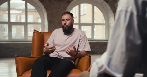 Podekscytowany Mężczyzna Brodą Różowej Koszuli Opowiada Psychologowi Swoich Problemach Pytaniach — Wideo stockowe