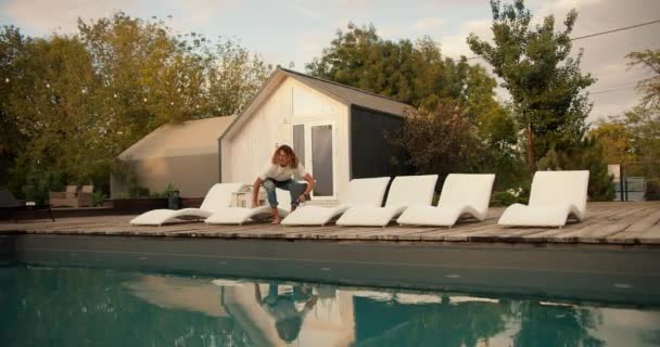 Curly Haired Guy Glasses Falls White Sun Lounger Sunbeds Pool — Stock Video