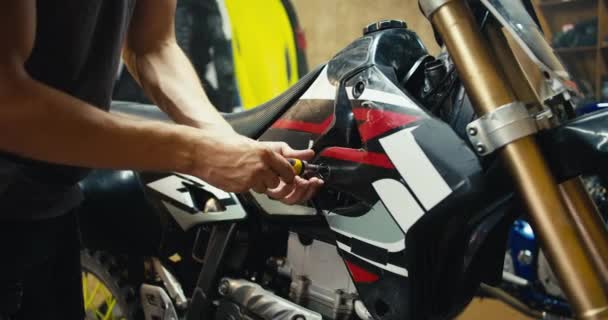 Een Mannelijke Monteur Een Grijs Shirt Demonteert Een Motorfiets Met — Stockvideo