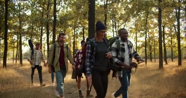 Ευτυχισμένοι Άνθρωποι Ρούχα Πεζοπορίας Και Σακίδια Περπατούν Ζευγάρια Ένα Μετά — Αρχείο Βίντεο
