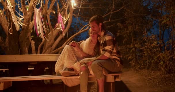 一对恋人拥抱在一起 凝视着篝火 城市外的派对在乡间别墅休息 — 图库视频影像