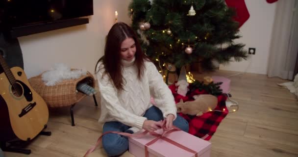 Happy Brunette Girl Dalam Sweater Putih Dasi Busur Pada Hadiah — Stok Video