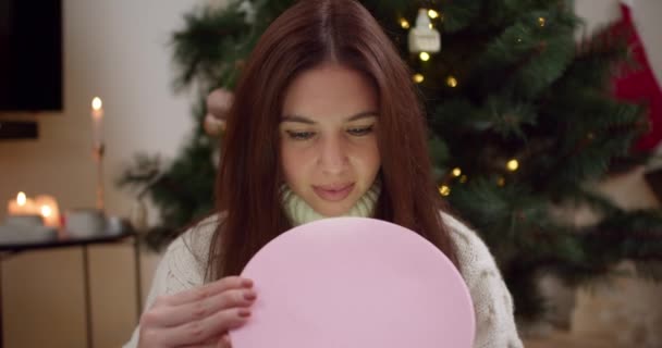 Egy Boldog Barna Lány Nyit Egy Rózsaszín Kerek Doboz Ajándékát — Stock videók