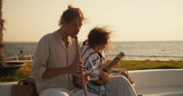 Kız Sahilde Deniz Kenarında Ukulele Çalarken Mutlu Müzikal Ikilisi Adam — Stok video