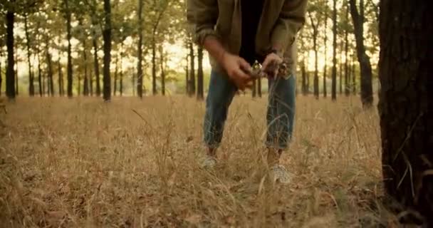 Açık Yeşil Tişörtlü Bir Adam Solmuş Çimlerle Ormanda Yürür Ateş — Stok video