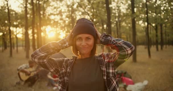 Retrato Una Chica Feliz Con Peinado Bob Sombrero Negro Una — Vídeos de Stock