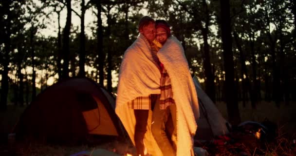Cuplu Fericit Tip Fată Stau Lângă Foc Seară Înfășurat Într — Videoclip de stoc