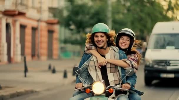Happy Couple Gars Avec Longs Cheveux Bouclés Dans Une Veste — Video