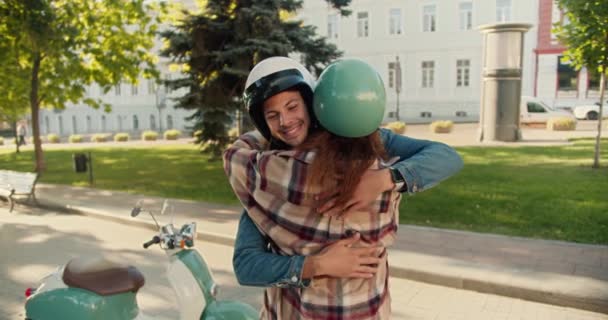 Glücklicher Typ Mit Langen Lockigen Haaren Jeanshemd Und Weißem Motorradhelm — Stockvideo