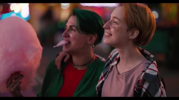 Gadis Pirang Yang Bahagia Dengan Kilauan Wajahnya Dalam Kaos Merah — Stok Video