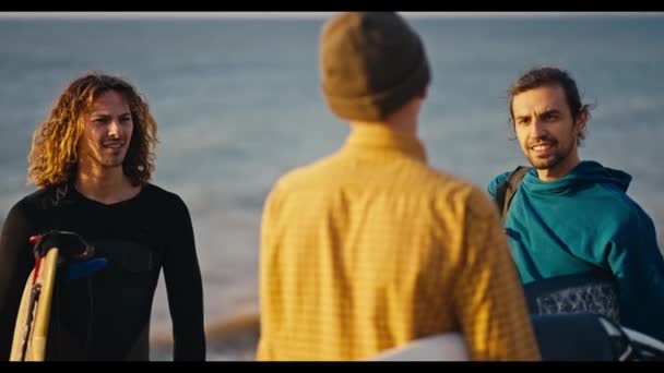 Drei Surfer Kommunizieren Und Schauen Sich Ufer Nahe Des Blauen — Stockvideo