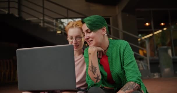 Two Lesbian Girls Date Look Screen Laptop Server Talk Something — Stock Video