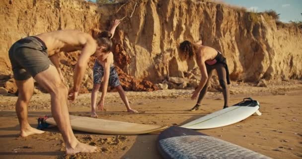 Drei Freunde Mit Nacktem Oberkörper Kurzen Hosen Neben Ihren Surfbrettern — Stockvideo