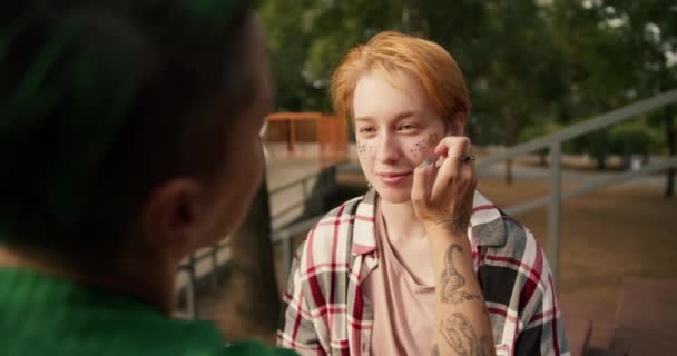 Přes Rameno Dívka Zelené Košili Krátkými Rovnými Vlasy Nosí Třpytky — Stock video