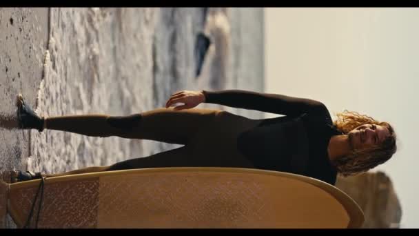 Vertikales Videoporträt Eines Lockigen Mannes Schwarzen Neoprenanzug Der Sandigen Ufer — Stockvideo