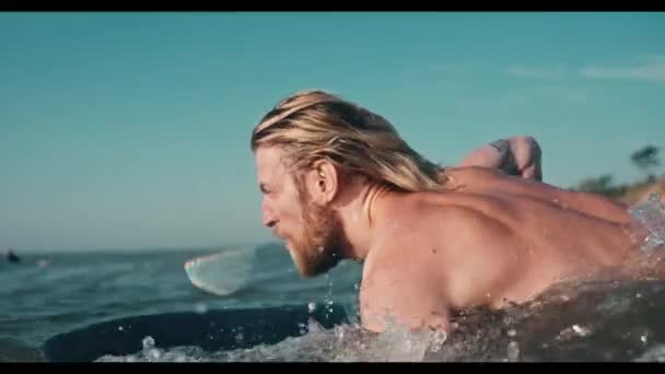 Nahaufnahme Eines Blonden Mannes Mit Bart Liegt Auf Der Brandung — Stockvideo