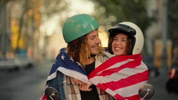 Portrét Šťastného Páru Helmách Poblíž Mopedu Chlap Dlouhými Kudrnatými Vlasy — Stock video