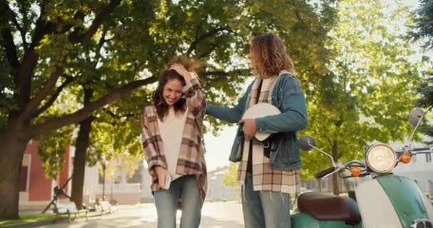 Szczęśliwa Para Facet Długimi Kręconymi Włosami Jeansowej Koszuli Jego Brunetka — Wideo stockowe